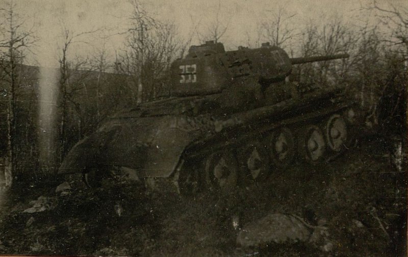 Фотография: Танк Т-34 на подъеме в районе кв. 3200