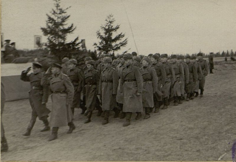 Фотография: 1-ый танковый батальон проходит перед трибуной Генерал Майора