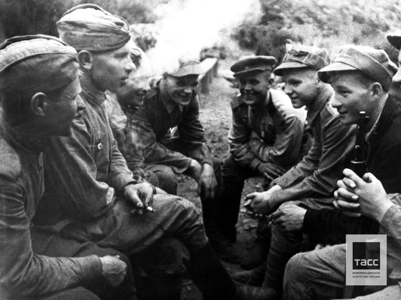 Солдаты 2-го Белорусского фронта Красной Армии (слева) и солдаты Войска Польского (справа) в перерыве между боями