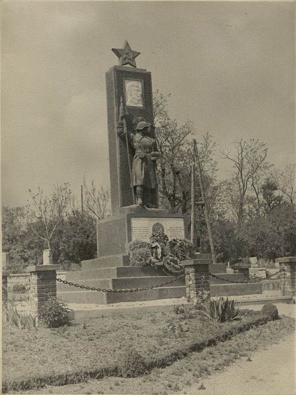 Фотография: г. Варпалота. Памятник-монумент "ПОБЕДА"