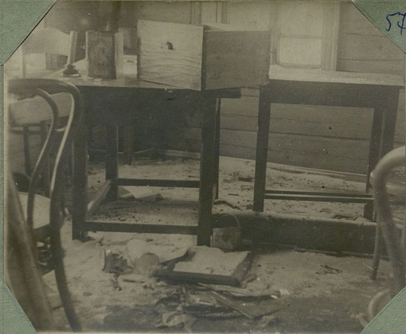 Фотография: Отступающие фашисты забрали в квартире все что могли. На снимке побитая посуда и мебель