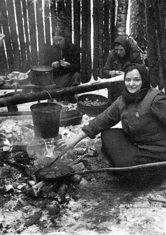Женщины – партизанки готовят обед для партизанского отряда