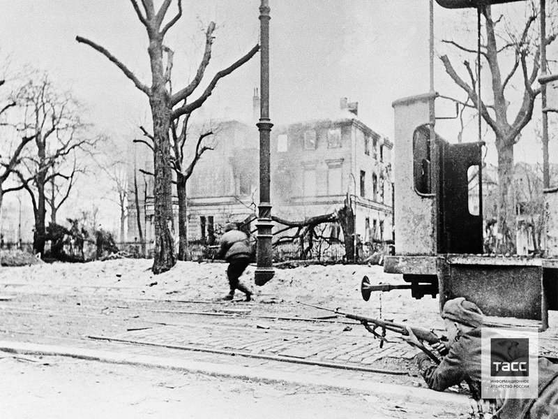 Soviet Red Army soldiers storm the city, Breslau, February 1945. Photo by Mark Redkin/TASS