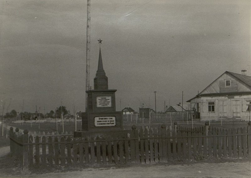 Фотография: Братская могила расположена в пос. Ивацевичи на площади, Коссовский район