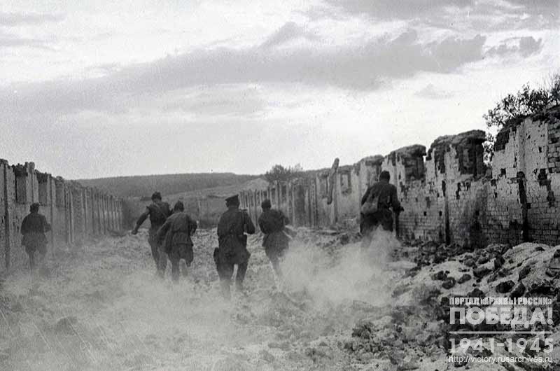Submachine gunners of the rifle unit knocks out the Germans from their strongholds