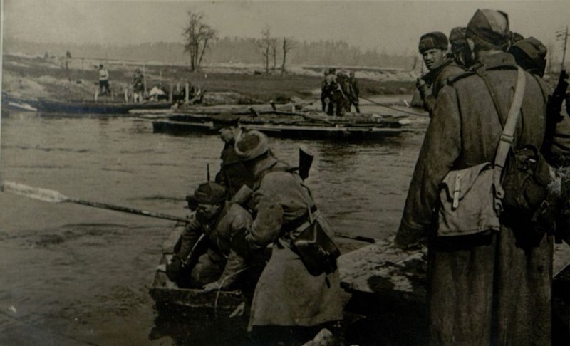 Image: Infantrymen at the crossing
