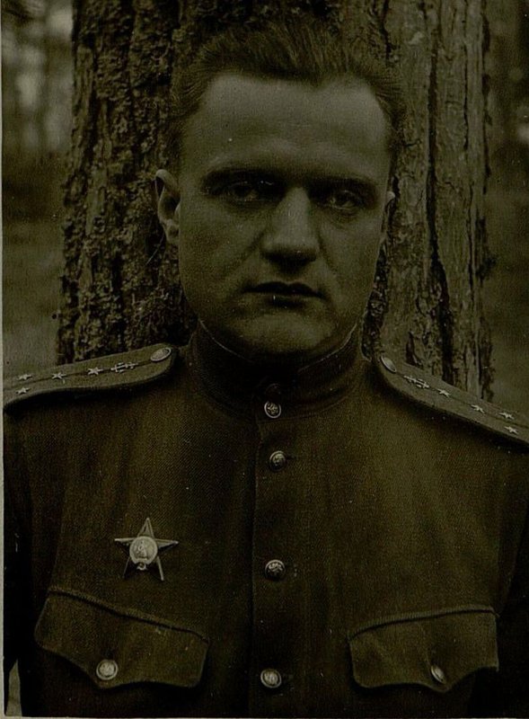 Фотография: Капитан Прохоров Д.Р. Редактор альбома боевых действий 61 омпмб (отдельного моторизованного понтонно-мостового батальона)