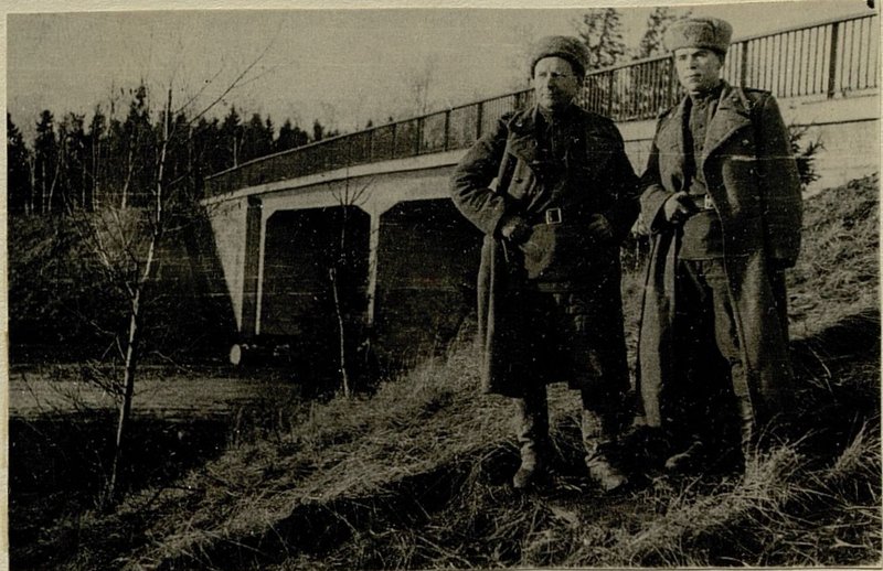 Фотография: У моста через автостраду Кенигсберг-Эльбинг. Секретарь Дивизионной партийной комиссии Майор Карпенко и помощник начальника политотдела дивизии по комсомолу Капитан Агафонов