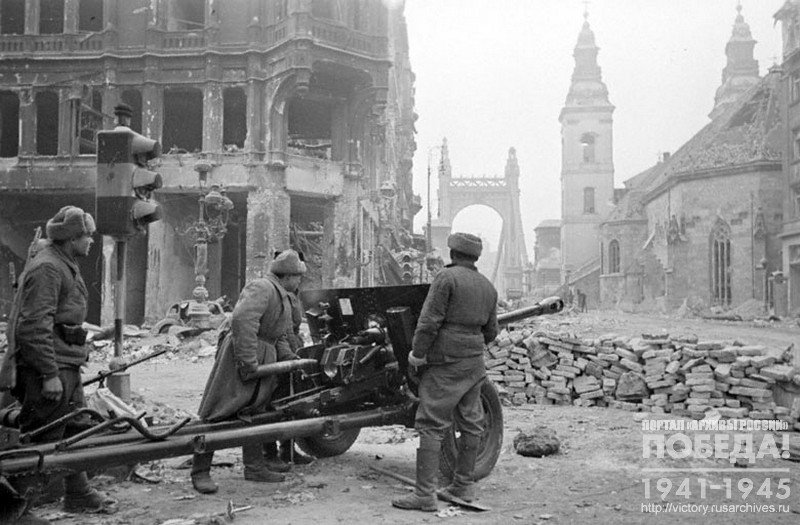 Artillery crew of sergeant M.Semakin firing in one of the streets of Budapest