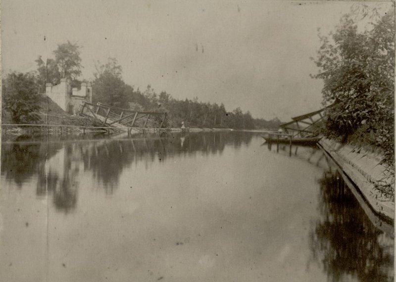 Image: A metal bridge blown up by the enemy on the Oder-Spree canal. At this point, the 61st battalion set up a pontoon crossing