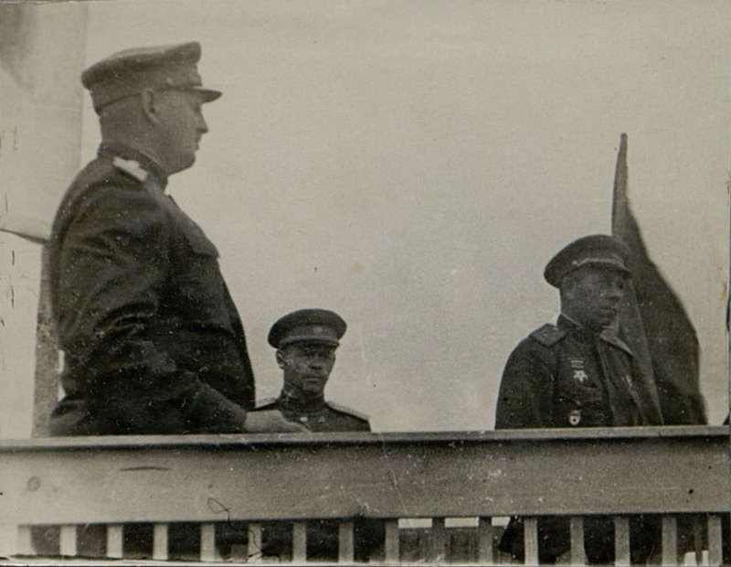 Фотография: Мимо трибуны под звуки торжественного марша проходят колонны. С трибуны генералы произносят приветствия