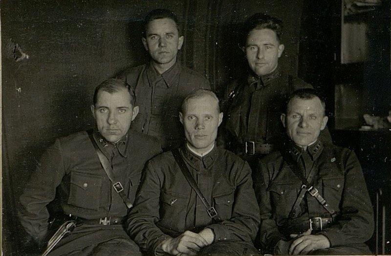 Фотография: Сидят слева направо: Военный инженер 3 ранга Боков. - Заместитель командира батальона по технической части. Заместитель командира по строевой части капитан Бистров. Начальник финансовой части батальона техник интендант 1 ранга Березняк Ф.А. Стоят во втором ряду слева направо Заместительполит. Переправочного парка. Пехов Начальник клуба младший политрук Попов. Фото, Екимково 22 января 1941 года.