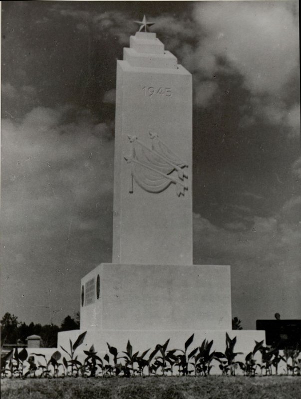 Фотография: г. Надбаем. Памятник-монумент на воинском кладбище