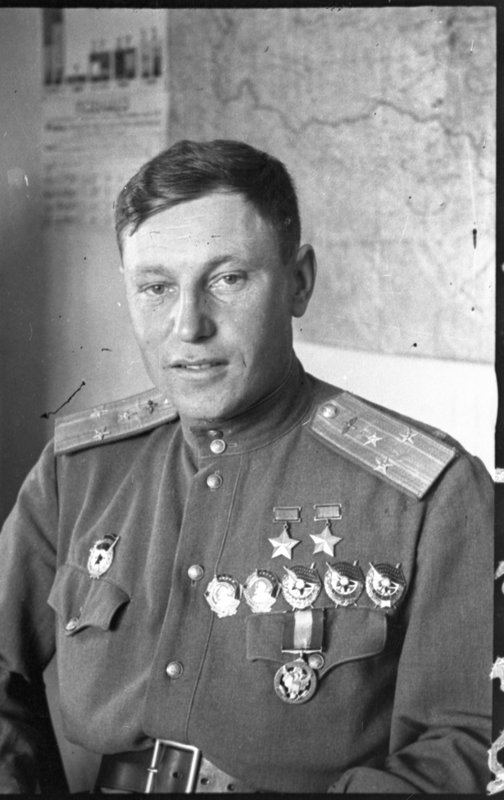«Командир 9-й гвардейской истребительной авиадивизии дважды Герой Советского Союза полковник А.И. Покрышкин.»