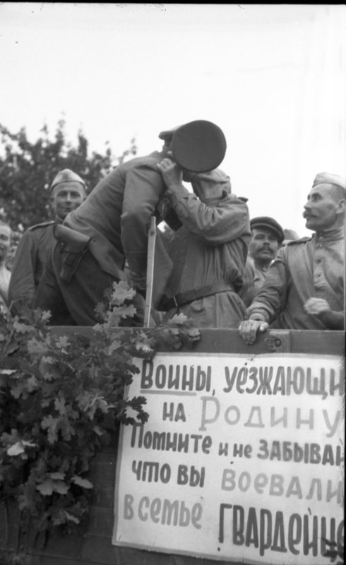 «Демобилизованные солдаты уезжают на Родину.»