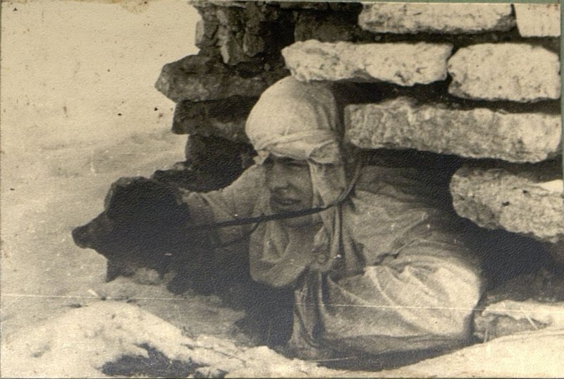 Фотография: Автоматчик М. Шалиев в засаде