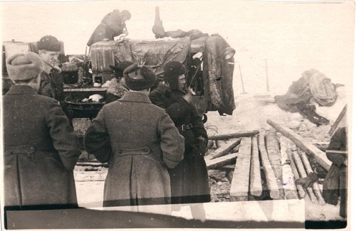 Ремонт техники на ледовой трассе "Дороги жизни". 1941-1942 гг.