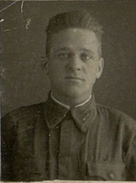 Фотография: Старшина управления штаба полка Семенов П.И. за бесперебойное обеспечение в любых условиях боя награжден медалью "ЗА Отвагу"