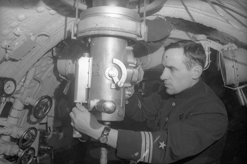Командир К-3 капитан-лейтенант Кузьма Малафеев в боевой рубке