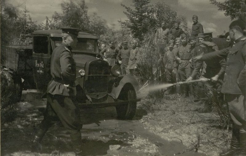 Фотография: Автомашина сержанта Одинцова возвратилась в парк. На спидометре ровно 100000 километров