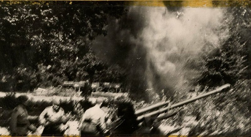 Фотография: По фашистам огонь
