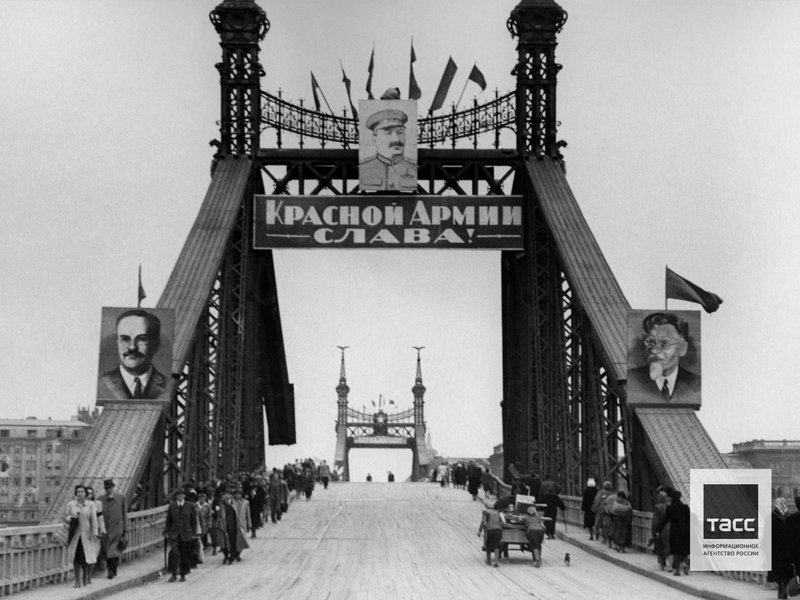Мост Франца Иосифа через реку Дунай, взорванный немцами при отступлении и временно восстановленный саперами Красной Армии