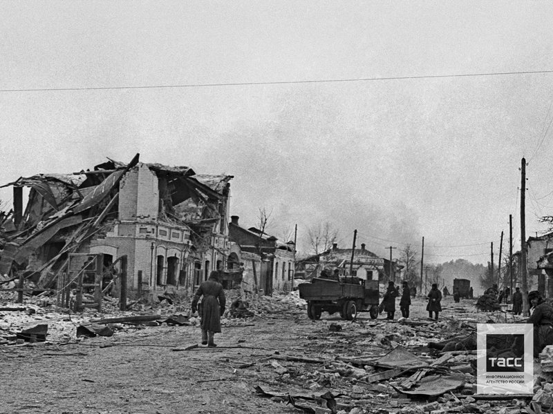 Части Красной Армии в освобожденном от немецких войск городе Юхнов, Калужская область, март 1942 г.