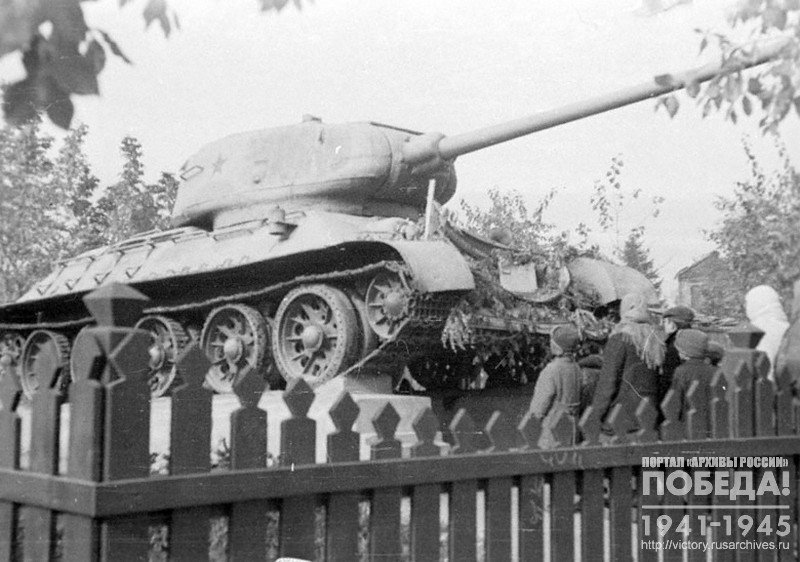 Памятник генерал-майору танковых войск трижды орденоносцу Б.С. Бахарову в сквере города Бобруйска