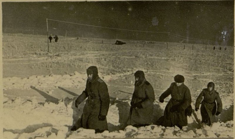 Фотография: Командир части подполковник Гавриленко лично поверяет открытые окопы, мишени и пулемет