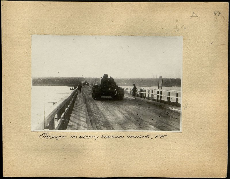 Original image: Let go the column of tanks "KV" on the bridge