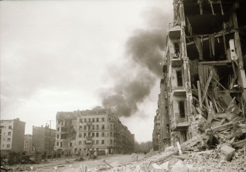 In the defeated Berlin. The fighting is on. Destruction and fire around