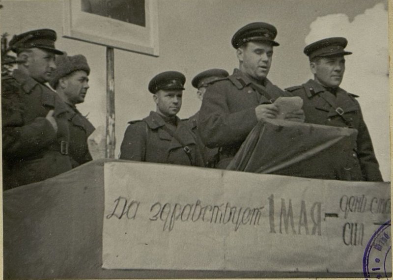 Фотография: Подполковник Гвоздков читает первомайский Приказ Главнокомандующего Маршала Сталина