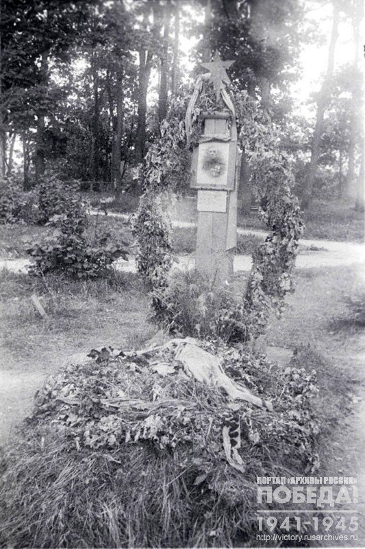 Memorial on the grave of major general P.A.Potapov, who perished on August, 24, 1944 during the battle for Tartu