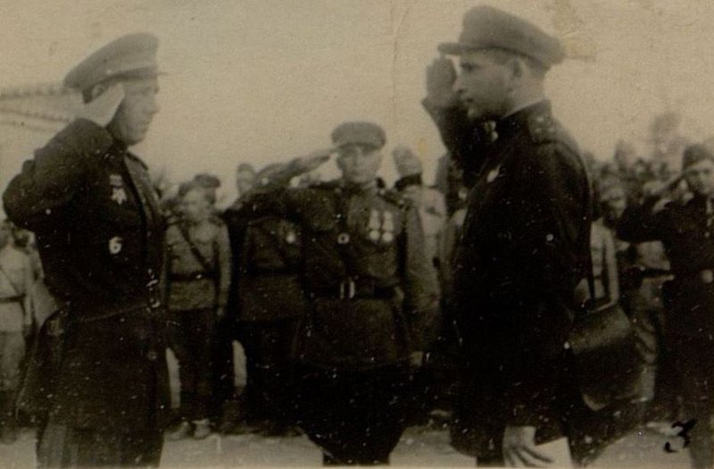 Фотография: Командир полка подполковник Насруллаев отдает рапорт командиру дивизии генерал-майору Бушеву