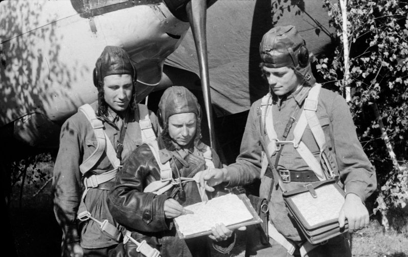 Pilots of “X” aircraft unit A.A. Ignatov, N.I. Petrovsky, and A.G. Valtsev discussing a mission
