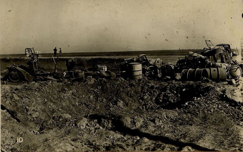 Фотография: На снимке в районе Светиловичи по шоссе Могилев-Минск уничтоженные прямым попаданием бомб 6 автомашин