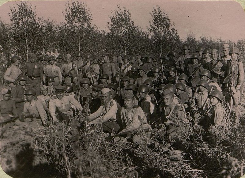 Фотография: Слушают приказ Верховного Главнокомандующего