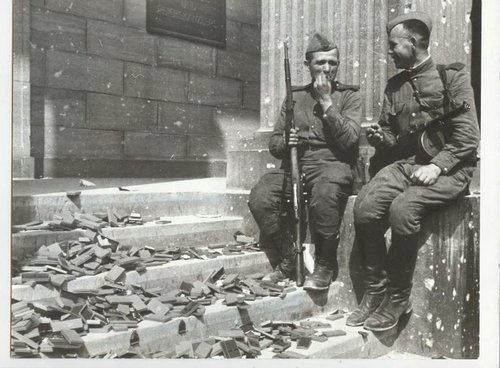 Перекур у рейхсканцелярии. Берлин