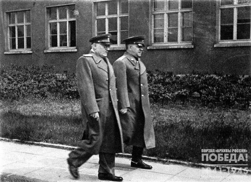 Первый заместитель народного комиссара иностранных дел СССР А.Я. Вышинский и Маршал Советского Союза Г.К. Жуков направляются на церемонию подписания Акта о безоговорочной капитуляции Германии