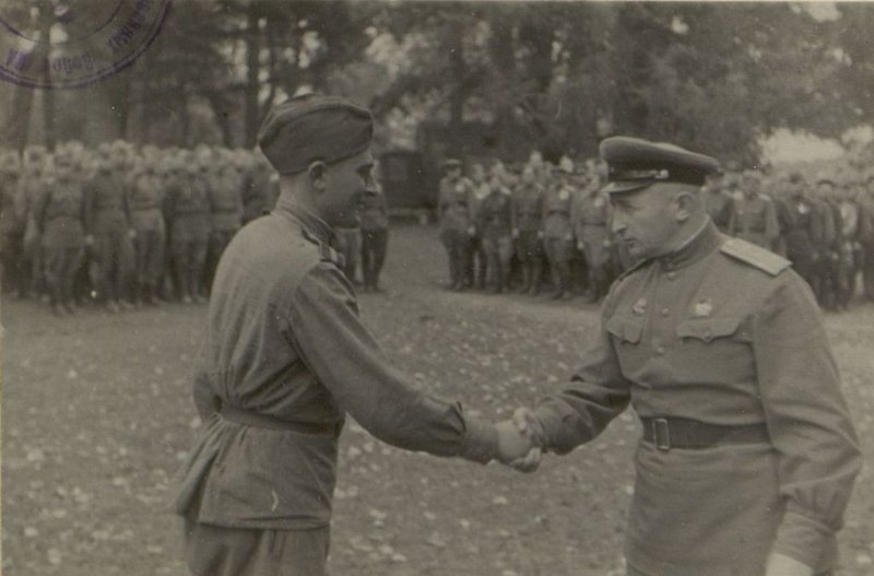 Фотография: Полковник Кудрявцев поздравляет старш. Репина с наградой орденом "Красное знамя"