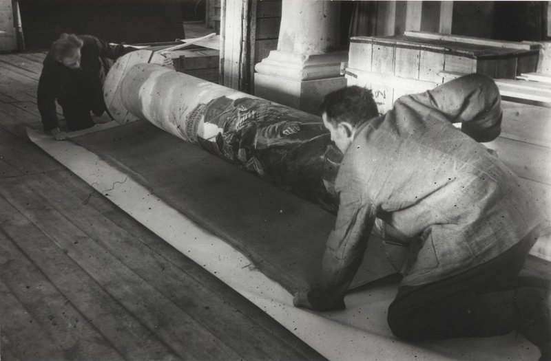 "State Tretyakov Gallery in Evacuation. Unrolling a Roll."