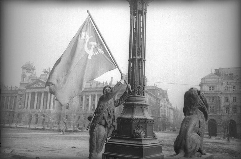 Hoisting the Soviet flag near the Parliament building