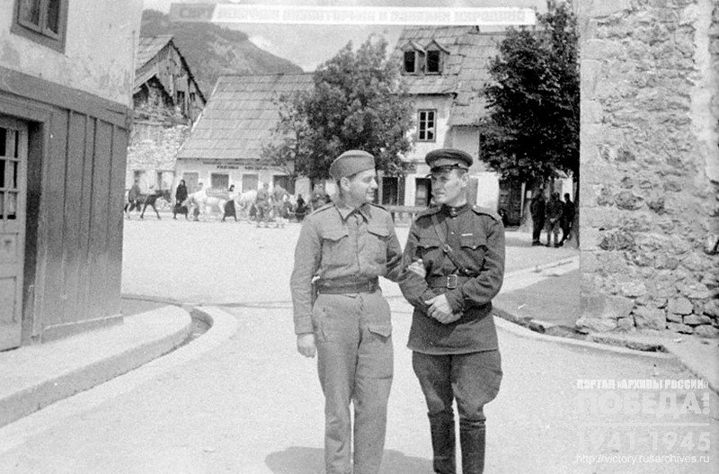 Бойцы советской и югославской армий в освобожденном городе Колашине