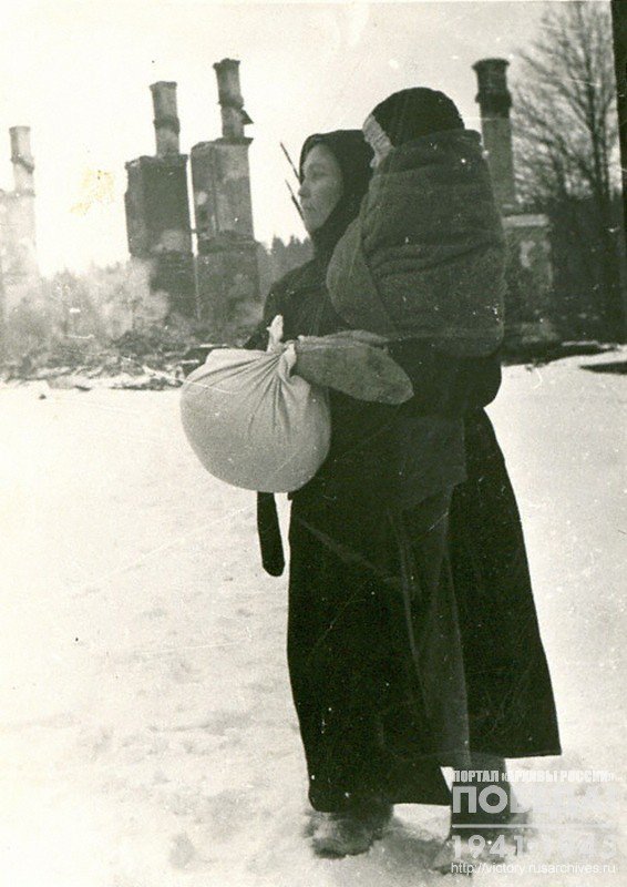 A worker from the city of Shchekino Sazhina A. returns to her house destroyed by the Nazis