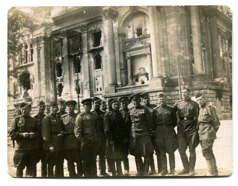 Н.П. Хазов с боевыми товарищами. 1945 г.