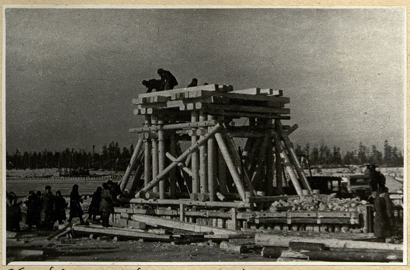 Фотография: Общий вид готовой опоры и ледозащитного ограждения, загруженного камнем