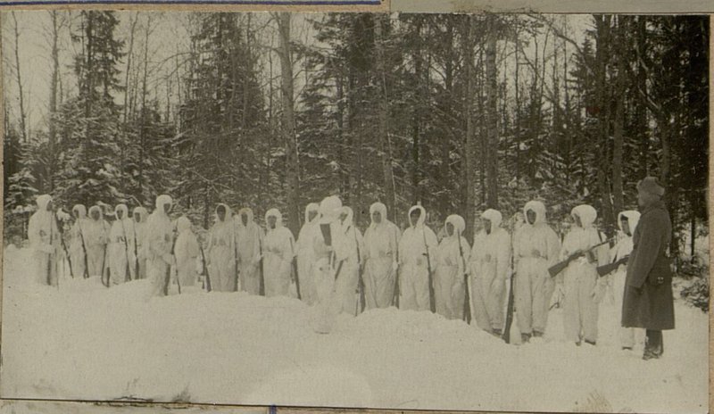 Фотография: Командир взвода Старший лейтенант Матвеев объясняет обстановку
