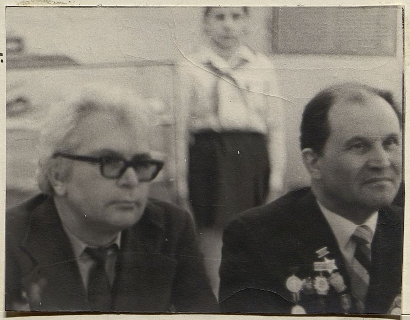 Фотография: На встрече с пионерами бывший разведчик 2-див. Пахтанов Ю.Д. и Заместитель командира полка гв. полковник Федориев