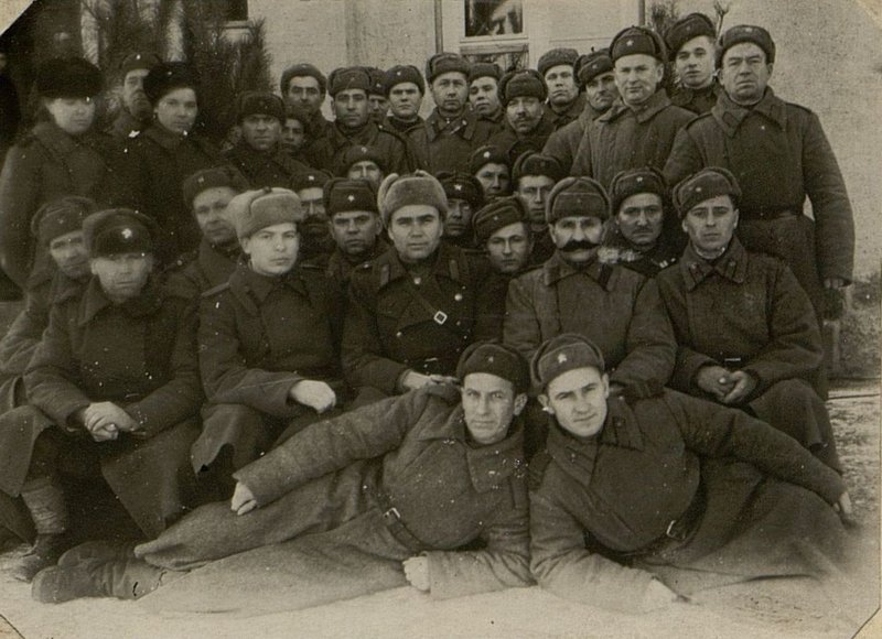 Фотография: Командир бригады подполковник Поплавский с коллективом отдыхающих в недельном доме отдыха бригады, (Восточная Пруссия)