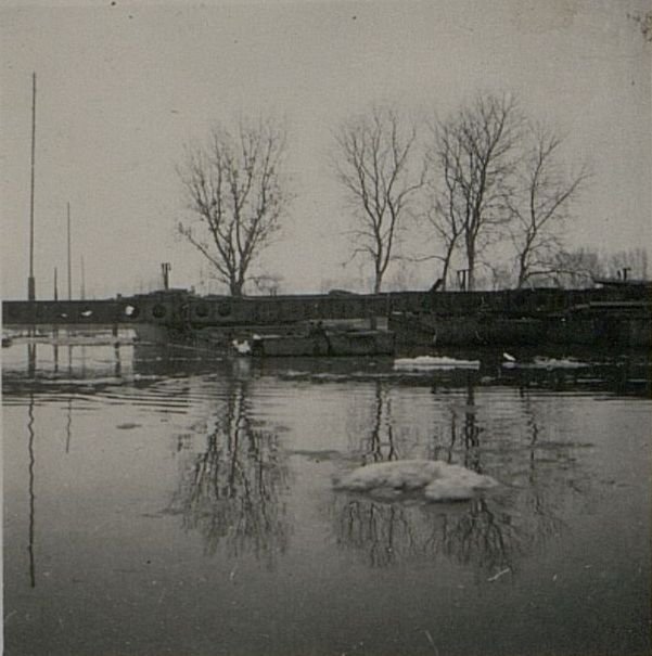 Image: Krupp ferries damaged by ice drift